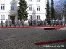 Prslunci Velitestva posdky Bratislava privtali novozvolenho eskho premira